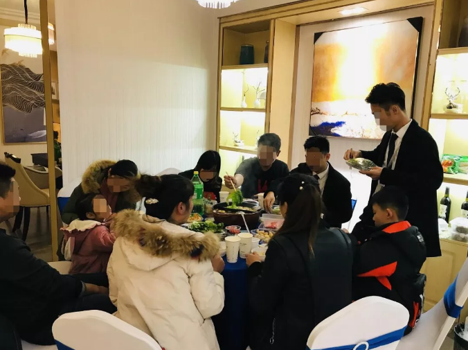 暖冬火鍋宴熱辣開席，老友變新鄰，理想開涮！